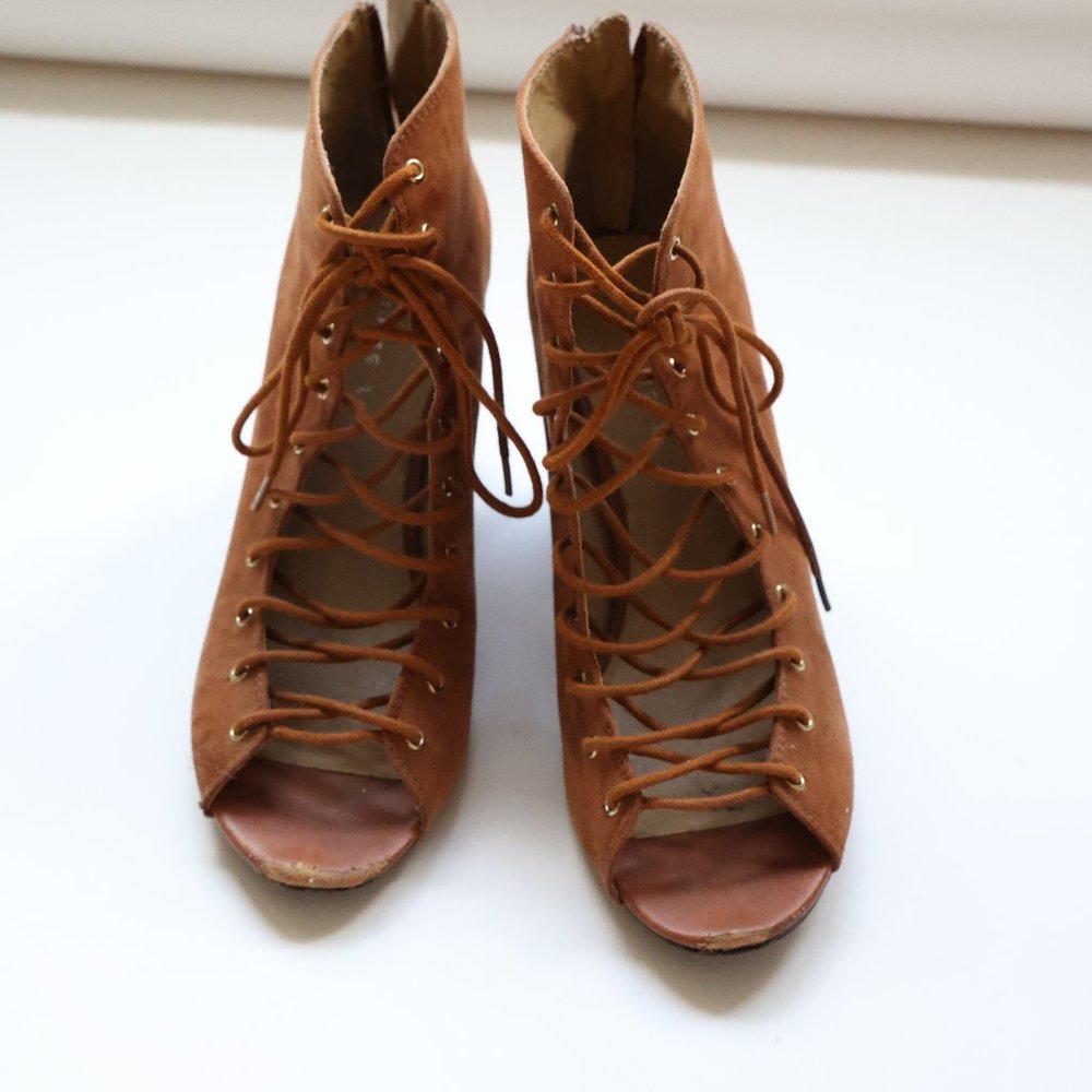 Chinese Laundry Lace Up Ankle Booties in Tan Brown Suede - Size 9.5 / 40.5